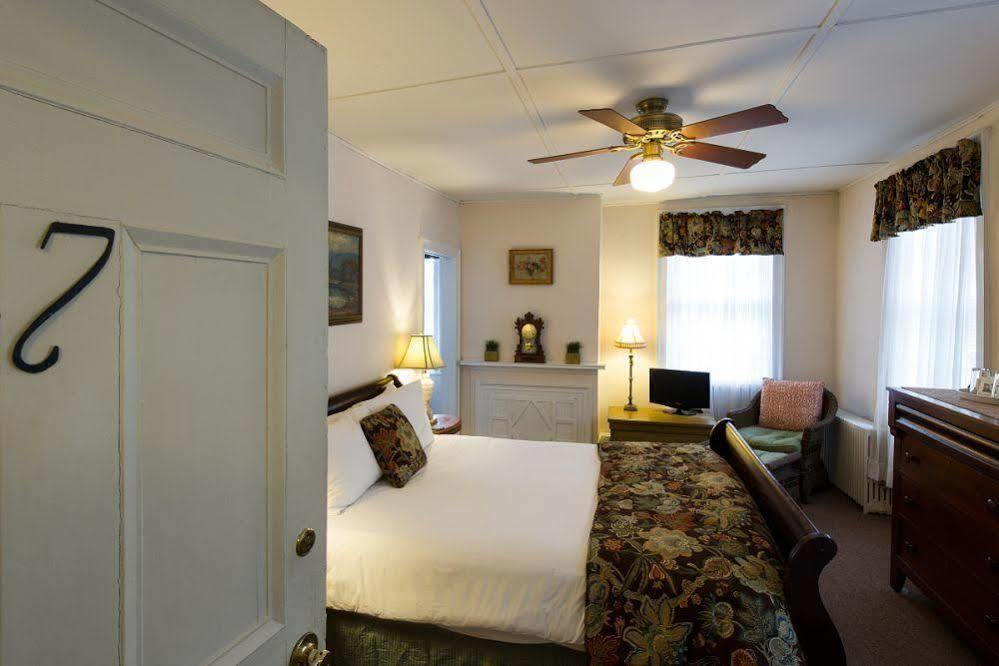 Rogues Harbor Inn Lansing 外观 照片